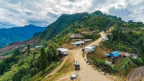 এই গ্রামের মানুষ খাবার খায় এক দেশে, ঘুমায় আরেক দেশে